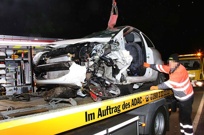 Auf der Staatsstraße 2353 im Landkreis Mühldorf sind ein Ford und ein Skoda beinahe frontal zusammengeprallt.