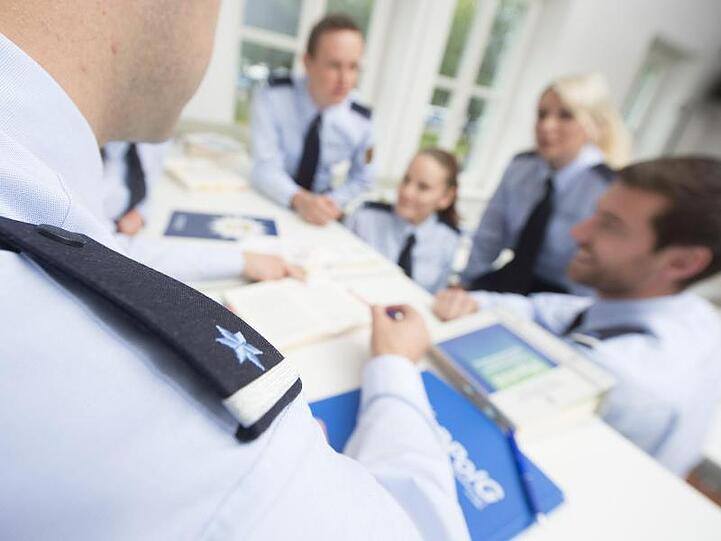 Polizeianwärter, fotografiert in einer Ausbildungssituation.