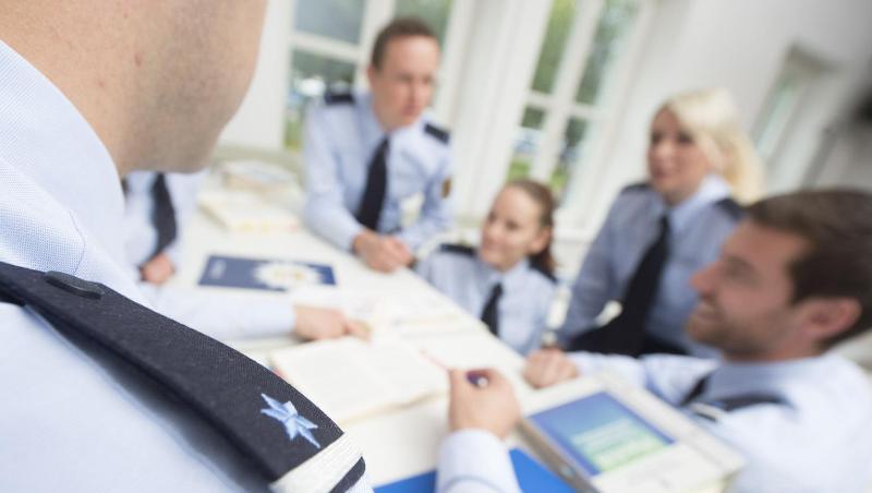 Polizeianwärter, fotografiert in einer Ausbildungssituation. Polizeianwärter, fotografiert in einer Ausbildungssituation.