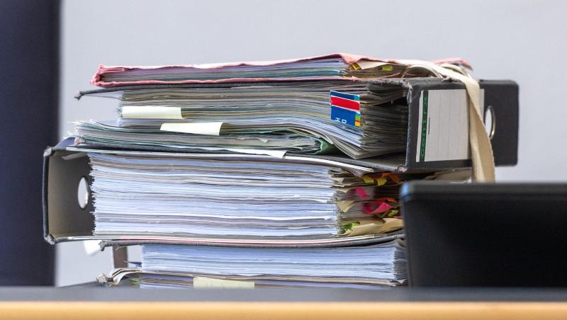 Akten in einem Gerichtssaal: Bayerns Sozialgerichte ziehen Corona-Zwischenbilanz. Akten in einem Gerichtssaal: Bayerns Sozialgerichte ziehen Corona-Zwischenbilanz.