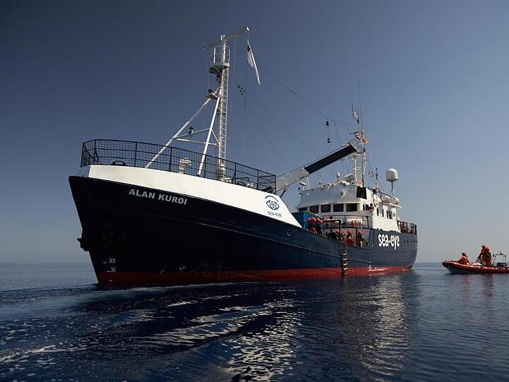 Das von Sea-Eye zur Verfügung gestellte Foto zeigt das Seenotrettungsschiff "Alan Kurdi". Foto: Fabian Heinz/Sea-Eye/Archivbild