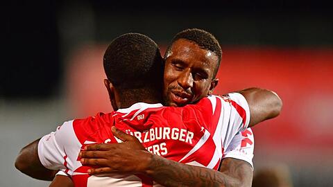 Würzburgs Ridge Munsy (l) und Douglas Franco Teixeira bejubeln das Tor zum 2:1 gegen Fortuna Düsseldorf.