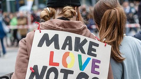 Klare Botschaft in Hamburg: "Make Love Not CO2".