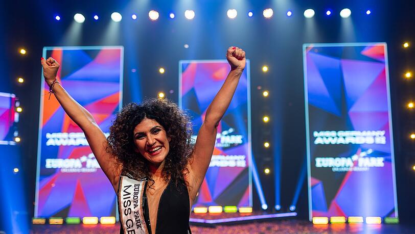 Apameh Schönauer aus Berlin ist die neue "Miss Germany". Die 39-Jährige setzte sich im südbadischen Rust gegen acht andere Frauen durch. Die Architektin mit Wurzeln im Iran will sich für junge Frauen mit Migrationshintergrund einsetzen, sagt sie während der Show. Apameh Schönauer aus Berlin ist die neue "Miss Germany". Die 39-Jährige setzte sich im südbadischen Rust gegen acht andere Frauen durch. Die Architektin mit Wurzeln im Iran will sich für junge Frauen mit Migrationshintergrund einsetzen, sagt sie während der Show.