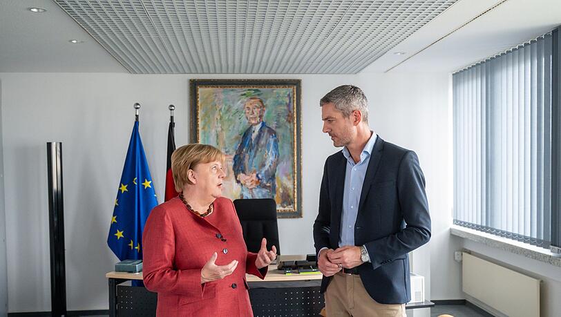 Zehn Jahre nach ihrem legendären Satz zieht Merkel Bilanz.