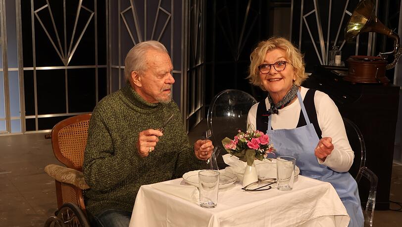 Frau Hummel (Saskia Vester) und Herr von Hirschberg (Dirk Galuba)