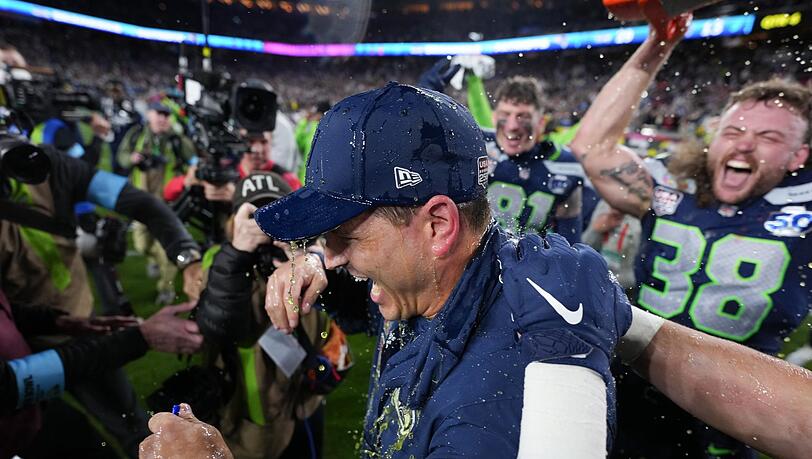 Die Spieler der Seattle Seahawks duschen ihren Trainer Mike MacDonald.