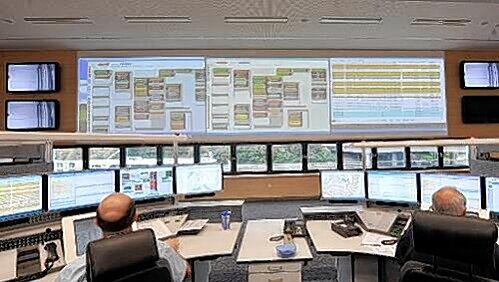 Die neue Leitstelle am Nürnberger Hafen: Hier gehen alle medizinischen Notrufe und demnächst auch die Brandmeldungen ein. Die neue Leitstelle am Nürnberger Hafen: Hier gehen alle medizinischen Notrufe und demnächst auch die Brandmeldungen ein.