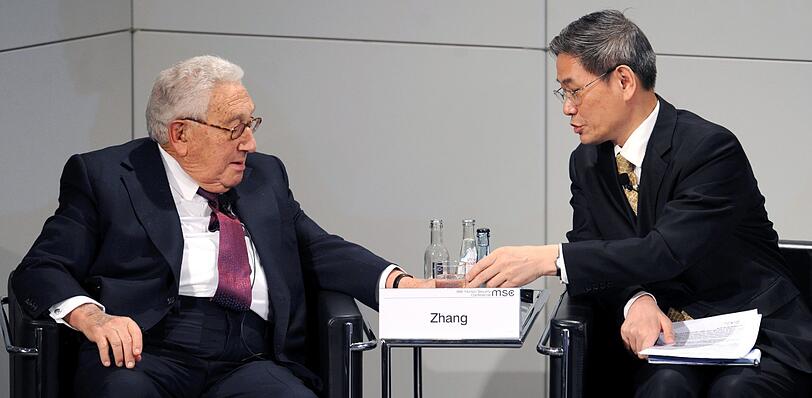 ...dem chinesischen Vize-Außenminister Zhang Zhijun. Dieser sprach sich vor allem für die wirtschaftliche Stärkung der Beziehungen zu den USA und Europa aus - denn dabei werden auch Sicherheitsinteressen berührt: &bdquo;Asien bietet neuen Schwung für wirtschaftlichen Aufschwung und trägt so zur Stabilität bei."