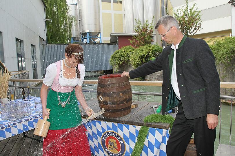 Dass aller Anfang nun mal schwer ist, konnten die Trainings-Kiebitze am Freitag schon anhand des vielen verspritzten Bieres...