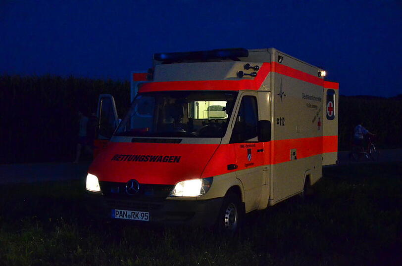 Eine Regionalbahn hat in Massing (Landkreis Rottal-Inn) ein Auto erfasst und in eine Wiese geschleudert. Bei dem Unfall am Montagabend wurden die 55-jährige Autofahrerin und ihre 72-jährige Beifahrerin schwer verletzt, wie die Polizei in Eggenfelden mitteilte. Sehen Sie hier die Bilder von der Unfallstelle.