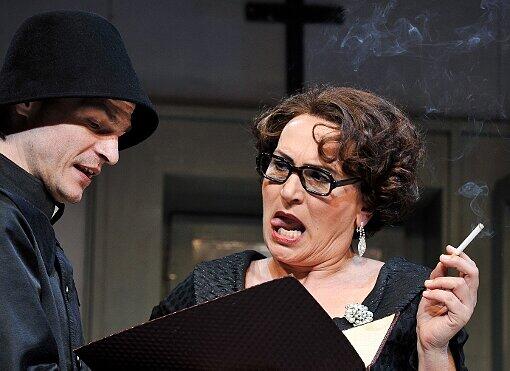 Kruzifix, die Zunge spielt mit: Ursula Maria Burkhart in &bdquo;Gespenster&ldquo; (mit Oliver Möller).