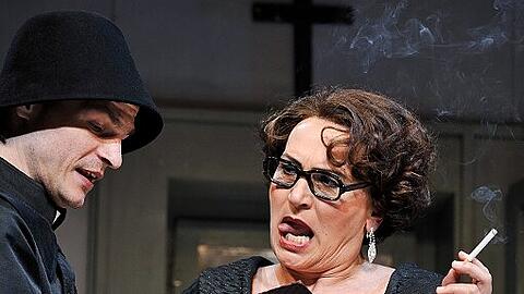 Kruzifix, die Zunge spielt mit: Ursula Maria Burkhart in &bdquo;Gespenster&ldquo; (mit Oliver Möller).