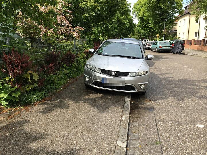 Kein Durchkommen mehr für Kinderwagen, Rollstuhlfahrer oder Rollator! Münchner ärgern sich über die vielen Gehsteigparker. Ein paar Beispiele...