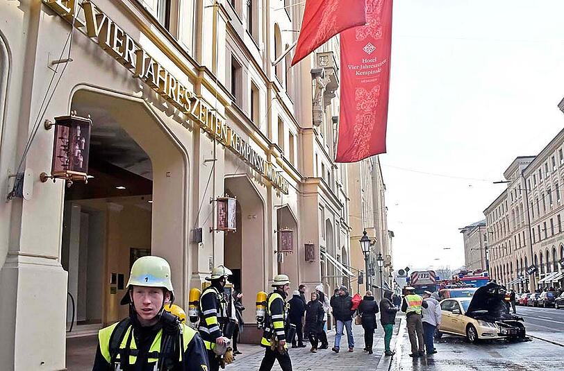 Ausgebrannt: Vor dem Münchner Hotel Vier Jahreszeiten fing ein Taxi Feuer.