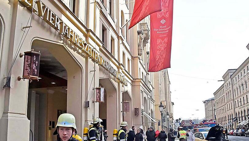 Ausgebrannt: Vor dem Münchner Hotel Vier Jahreszeiten fing ein Taxi Feuer. Ausgebrannt: Vor dem Münchner Hotel Vier Jahreszeiten fing ein Taxi Feuer.