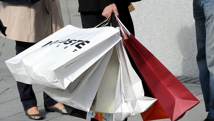 Volle Einkaufstüten: Die Konsumfreude der Deutschen wirkt sich gut auf das BIP aus. Volle Einkaufstüten: Die Konsumfreude der Deutschen wirkt sich gut auf das BIP aus.