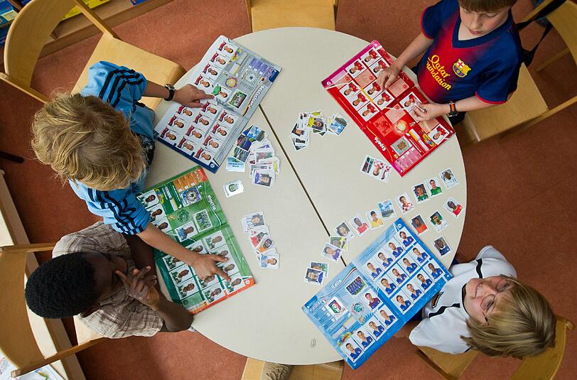 Vom Sammelvirus sind bereits die Kleinsten &ndash; hier mit Panini-Heftchen von der WM 2014 &ndash; infiziert.