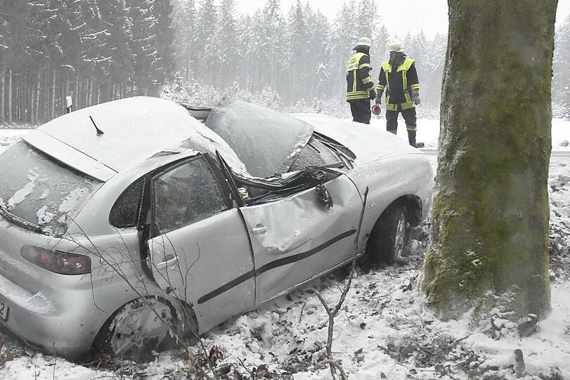 Wie durch ein Wunder blieb die Fahrerin dieses Wracks von größeren Verletzungen verschont.