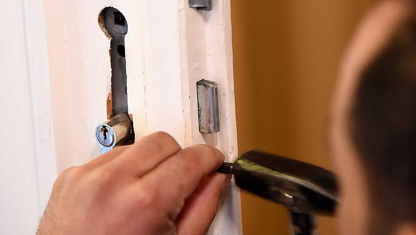 Professionelle Türöffnungen ohne Schäden werden nicht nur von Privatpersonen benötigt, sondern insbesondere auch von diversen Ämtern und Behörden. Professionelle Türöffnungen ohne Schäden werden nicht nur von Privatpersonen benötigt, sondern insbesondere auch von diversen Ämtern und Behörden.