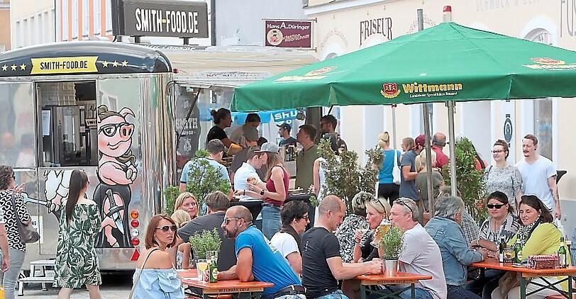 Beim Foodtruck versorgen sich die Besucher mit Burger und Pizza.