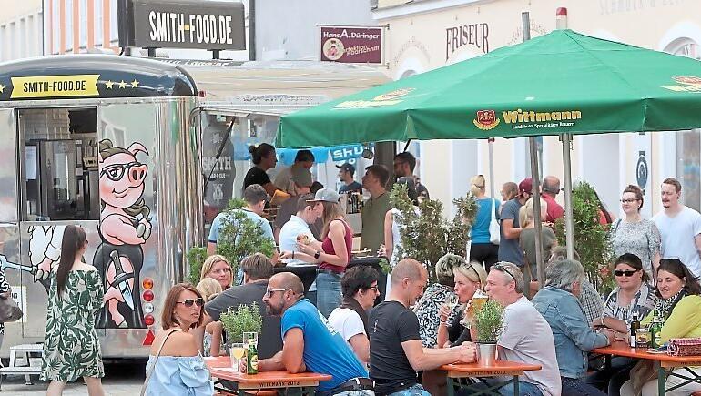 Beim Foodtruck versorgen sich die Besucher mit Burger und Pizza. Beim Foodtruck versorgen sich die Besucher mit Burger und Pizza.