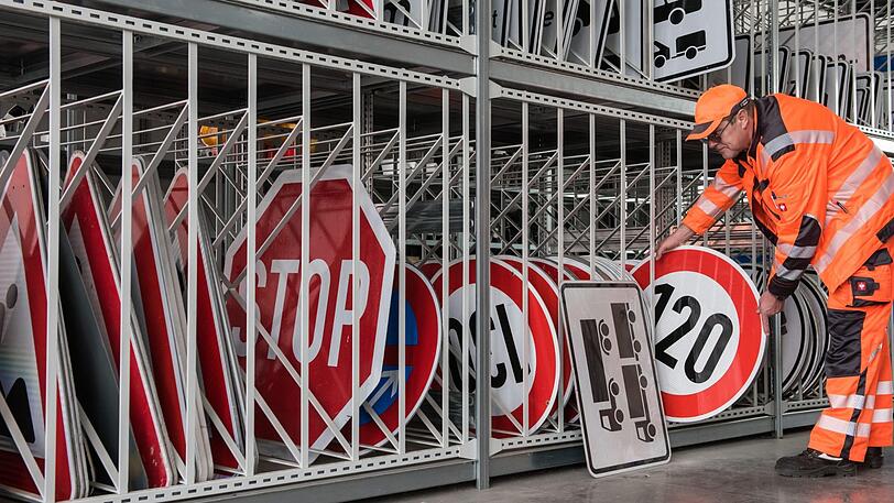 Alte Verkehrsschilder sollen zukünftig auf dem Flohmarkt verkauft werden.