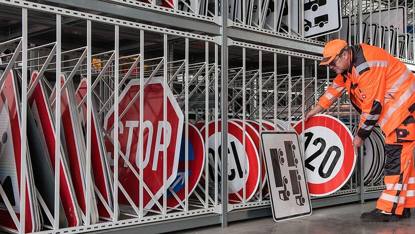 Alte Verkehrsschilder sollen zukünftig auf dem Flohmarkt verkauft werden. Alte Verkehrsschilder sollen zukünftig auf dem Flohmarkt verkauft werden.