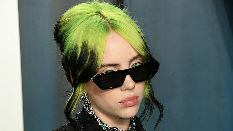 Billie Eilish versteckt sich gerne unter weiten Klamotten.
