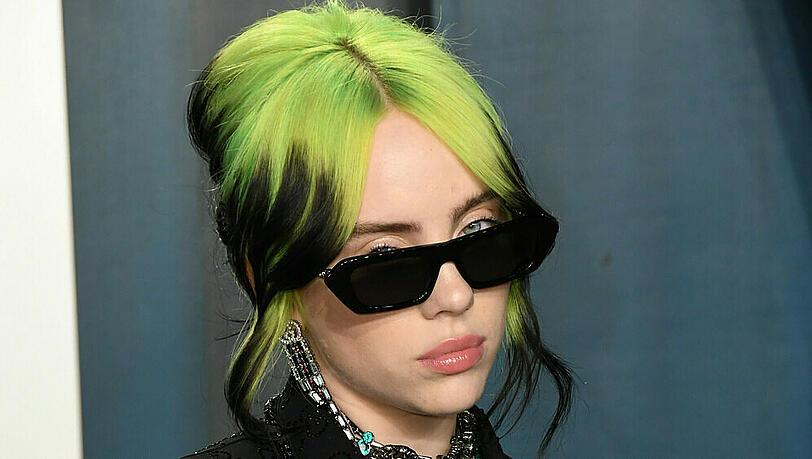 Billie Eilish versteckt sich gerne unter weiten Klamotten. Billie Eilish versteckt sich gerne unter weiten Klamotten.