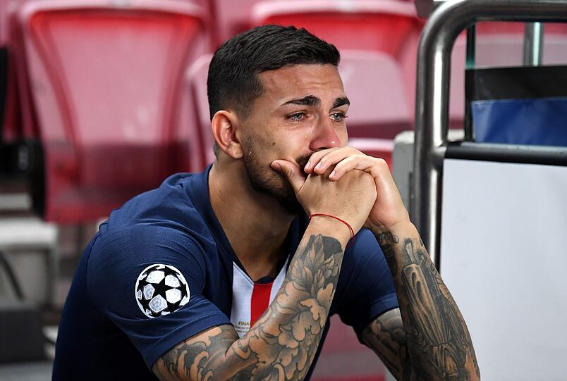 Auch Leonardo Paredes konnte seine Tränen nach Abpfiff nicht zurückhalten.