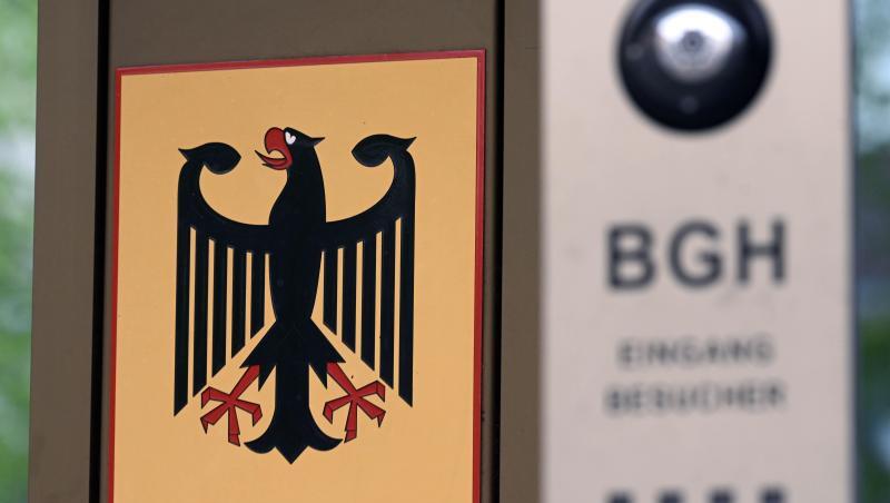 Ein Schild mit Bundesadler und dem Schriftzug Bundesgerichtshof. Foto: Uli Deck/Archivbild