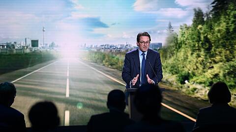 Verkehrsminister Scheuer - hier bei der Pressekonferenz eines Lkw-Herstellers. Er will in München ein Forschungszentrum für Mobilität ansiedeln.