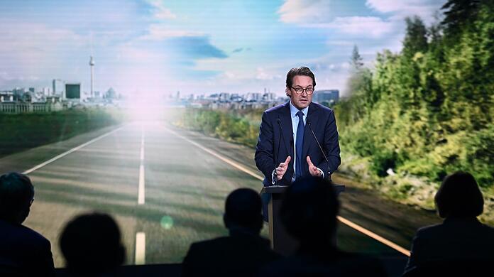 Verkehrsminister Scheuer - hier bei der Pressekonferenz eines Lkw-Herstellers. Er will in München ein Forschungszentrum für Mobilität ansiedeln.