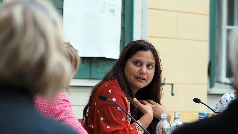 Die Schriftstellerin Mithu Sanyal bei einer Veranstaltung des Literaturfests in Potsdam.
