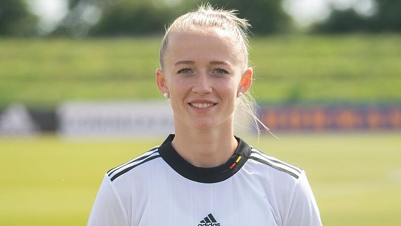 Lea Schüller bei einem Fototermin. Lea Schüller bei einem Fototermin.