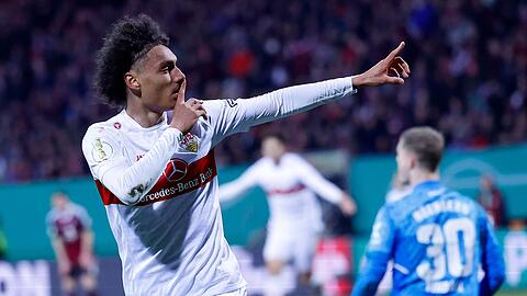 Stuttgarts Matchwinner Enzo Millot bejubelt sein Tor.