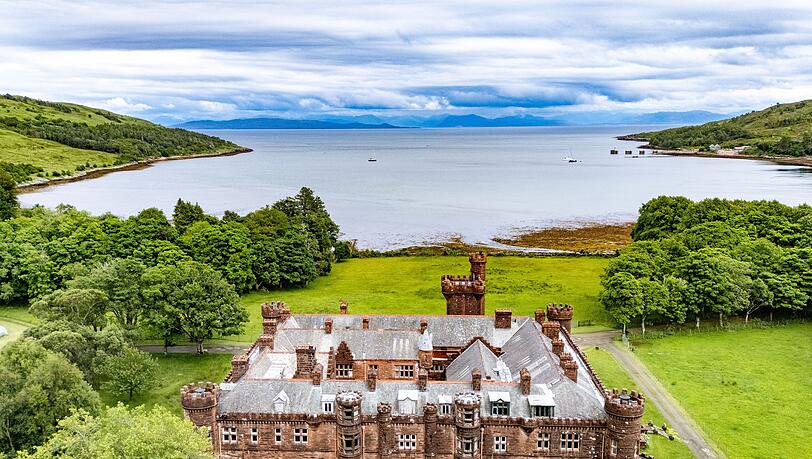 Kinloch Castle verfügt über sieben repräsentative Gesellschaftsräume und 20 Schlafzimmer. (Foto: Nest Marketing/NatureScot /PA Media/dpa)