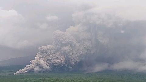 Der Semeru setzt vulkanisches Material frei.