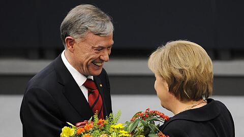 Blumen von der Kanzlerin für Horst Köhler