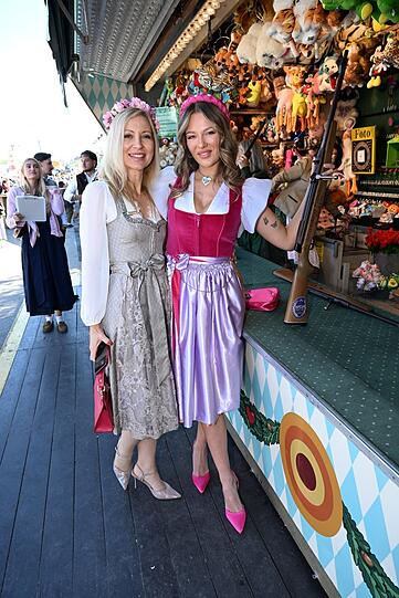 Schoss sich bei der Mercedes-Benz-Damen-Wiesn an die Spitze: die frischgebackene Schützenkönigin Joelina Drews (r.) mit Mutter Ramona. Schoss sich bei der Mercedes-Benz-Damen-Wiesn an die Spitze: die frischgebackene Schützenkönigin Joelina Drews (r.) mit Mutter Ramona.
