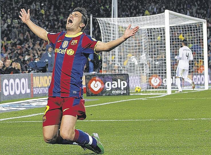 Berauscht von seiner selbst, niedergestreckt vom Glück: Barca-Stürmer David Villa nach einem seiner zwei Tore gegen Real. Foto: Huebner