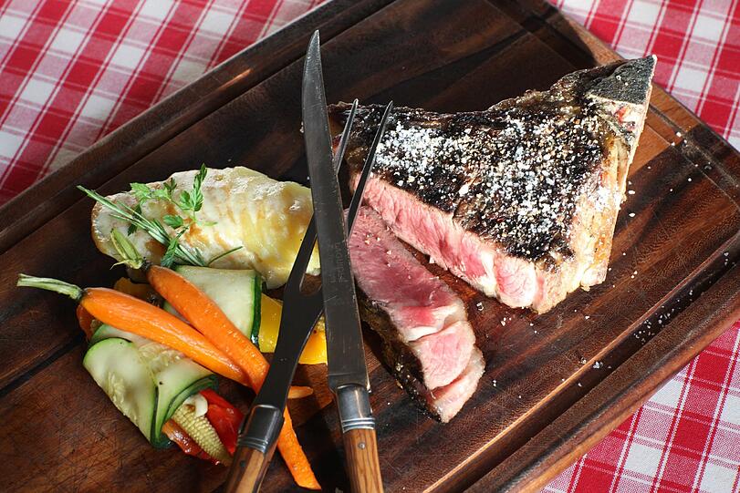 Das Lieblingsessen der Münchner 2011: Steak, hier ein Kalbskotelett aus dem &bdquo;Goldenen Kalb&ldquo;.