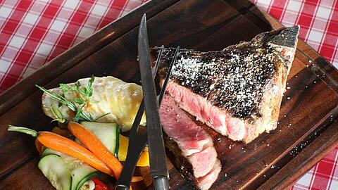 Das Lieblingsessen der Münchner 2011: Steak, hier ein Kalbskotelett aus dem &bdquo;Goldenen Kalb&ldquo;.