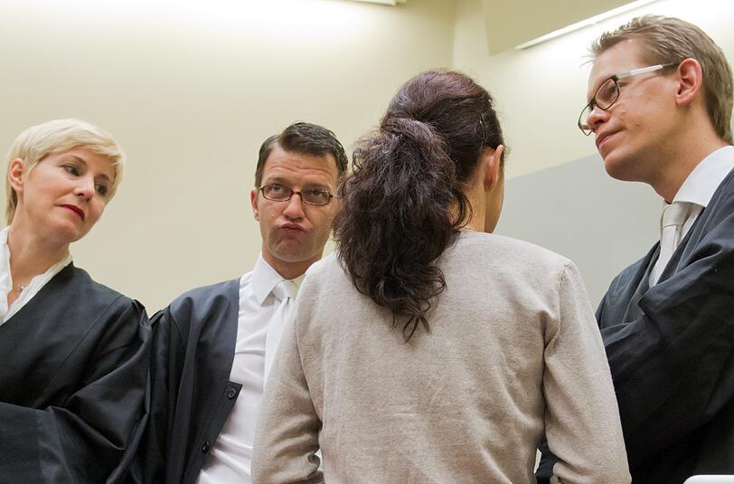 Die Hauptangeklagte trennt sich von ihren Anwälten Anja Sturm (l-r), Wolfgang Stahl und Wolfgang Heer. Was ist der Grund für die Kehrtwende von Beate Zschäpe?