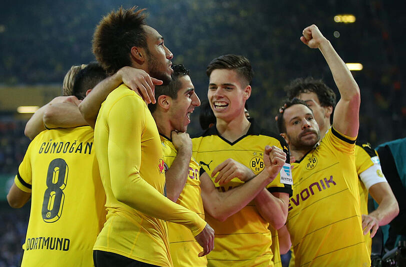 Pierre-Emerick Aubameyang (BVB)) bejubelt sein Tor zum zwischenzeitlichen 3:1 mit seinen Mitspielern.