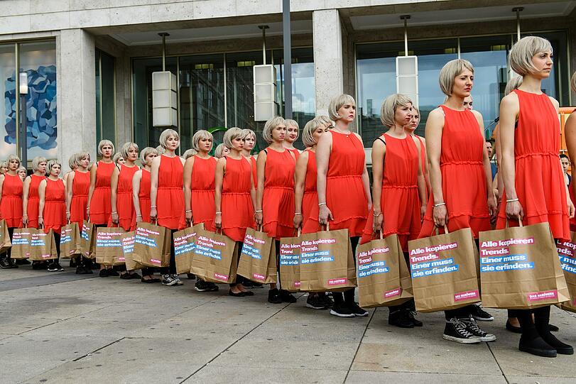 Aktion gegen Billigmode: 150 Kleidungs-Klone versammelten sich am Mittwochmorgen auf dem Alexanderplatz.