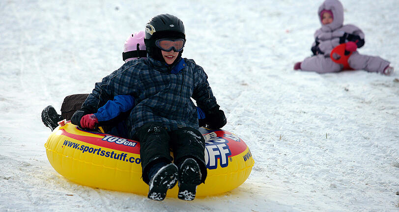Snowtubing bringt Groß und Klein eine Riesengaudi.
