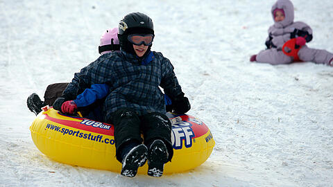 Snowtubing bringt Groß und Klein eine Riesengaudi.