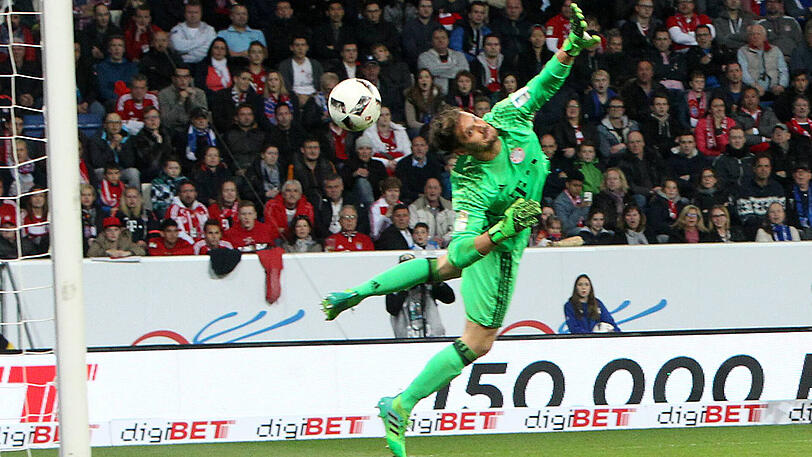 Mit links: Den ziemlich haltbaren Schuss von Andrej Kramaric patscht sich Bayern-Keeper Sven Ulreich ins Netz.